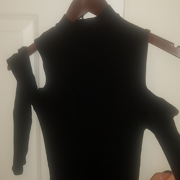 Ribbed black cold shoulder top from H&M🖤 - Picture 2 of 4